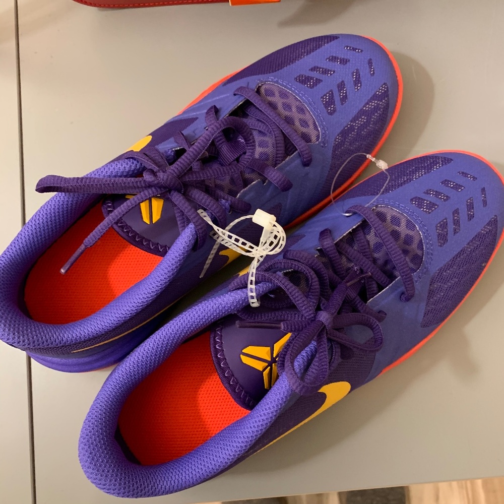 New Women Nike Sneaker, Size 7.5